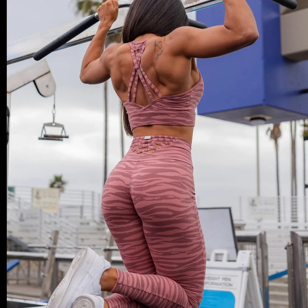 Bombshell Sportswear Set - Picture 7 of 12